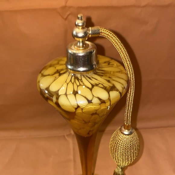 Rare find, vintage brown and white hand blown Alice-Aliya bottle with atomizer - Picture 3 of 5